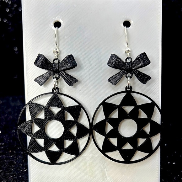 Roundabout Chic Earrings - Picture 1 of 4